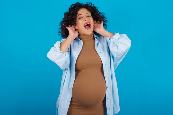 Gravid Arabkvinna Försöker Höra Båda Händerna Örat Gest Nyfiken Skvaller — Stockfoto