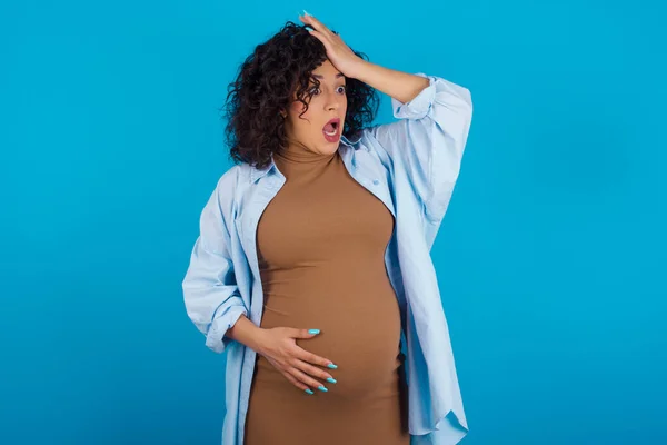 Pregnant Arab Woman Surprised Hand Head Mistake Remember Error Forgot — Stock Photo, Image