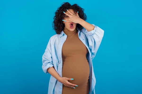 Těhotné Ženy Vykukující Šoku Zakrývající Obličej Oči Rukou Dívající Skrz — Stock fotografie