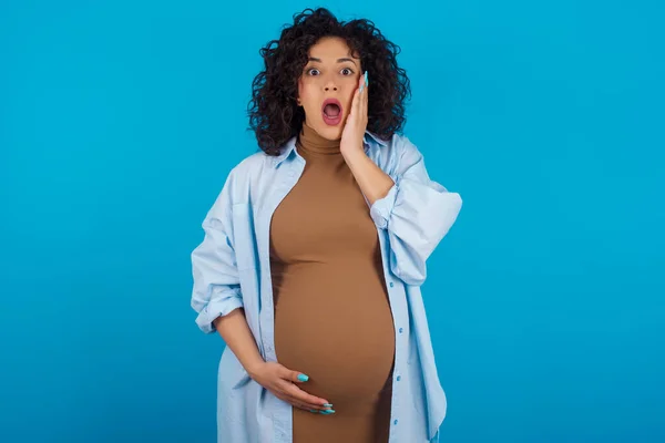 Šokovaný Těhotné Arabky Žena Vypadá Velkým Překvapením Velmi Ohromen Ohromen — Stock fotografie