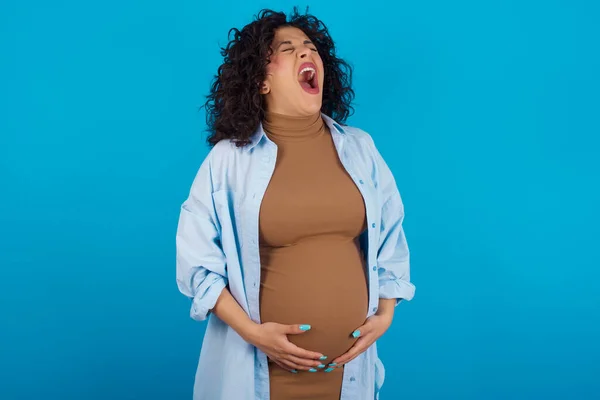 妊娠したアラブの女性は怒り狂い 怒りと怒りを叫び 怒りで叫びました 賃金と攻撃的なコンセプト — ストック写真