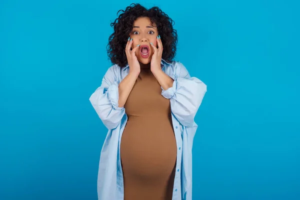 Omámené Těhotné Arabky Vyjadřují Vzrušení Vzrušení Drží Čelist Sklopenou Ruce — Stock fotografie