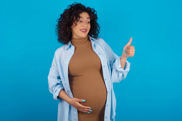 Беременная Женщина Выглядит Гордой Улыбаясь Делая Большой Палец Вверх Жестом — стоковое фото