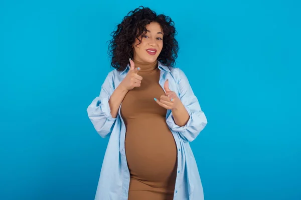 Těhotná Žena Ukazuje Prsty Kameru Šťastnou Zábavnou Tváří Dobrá Energie — Stock fotografie