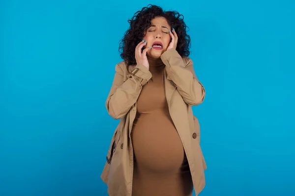 Dolorosa Desesperada Llorando Mujer Árabe Embarazada Estresante Frunce Ceño Siente —  Fotos de Stock