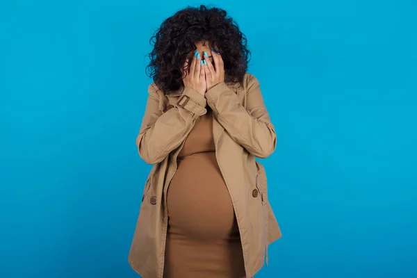 彼女の手で顔を覆う妊婦は 壊滅的で泣いていました サドコンセプト — ストック写真