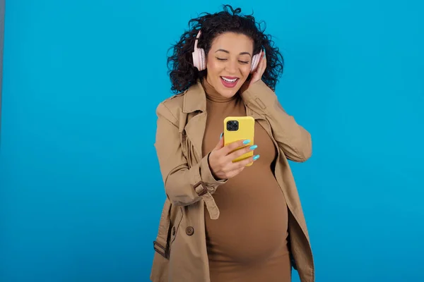 Happy Pregnant Woman Feels Good While Focused Screen Smartphone People — Stock Photo, Image