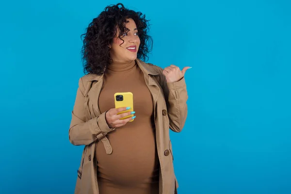 Mujer Embarazada Usando Mensajes Texto Con Teléfono Inteligente Apuntando Mostrando — Foto de Stock