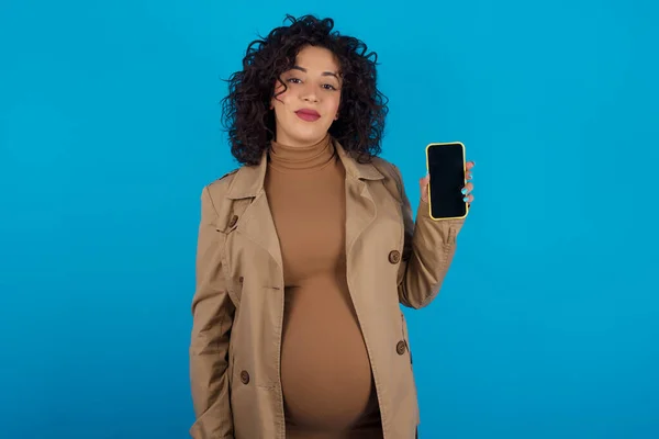 Usmívající Těhotná Žena Drží Mobilní Telefon Prázdnou Obrazovkou — Stock fotografie