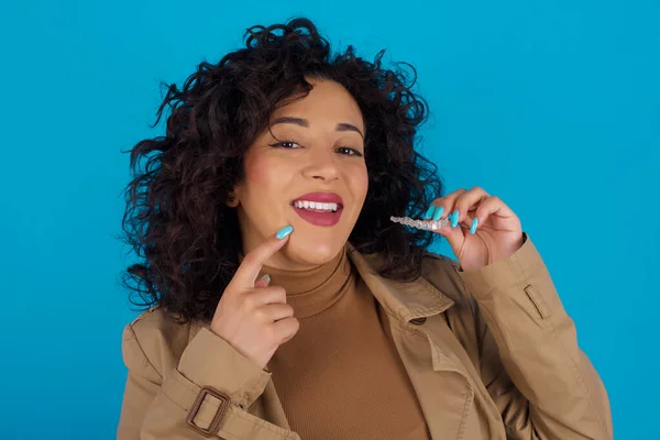Pregnant Arab Woman Holding Invisible Aligner Pointing Her Perfect Straight — Stock Photo, Image