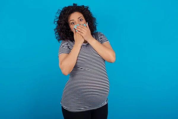 Femme Enceinte Étourdie Couvre Les Deux Mains Sur Bouche Peur — Photo