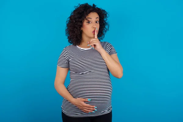 Verrast Zwangere Vrouw Maakt Stilte Gebaar Houdt Vinger Lippen Kijkt — Stockfoto
