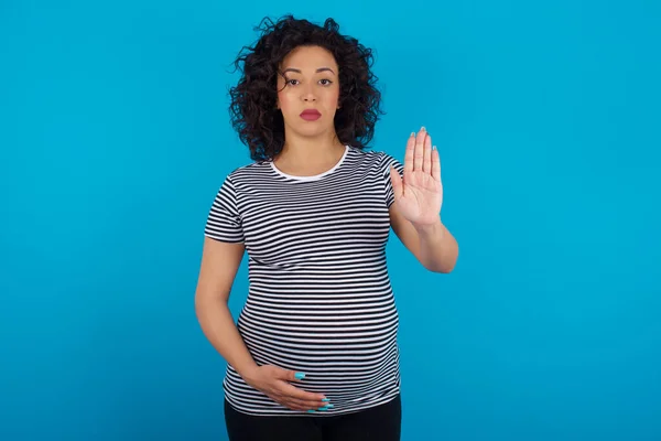 Schwangere Araberin Mit Gestreiftem Shirt Zeigt Stoppschild Verbotssymbol Hält Handfläche — Stockfoto