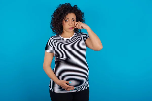 Teleurgesteld Bedroefde Zwangere Arabische Vrouw Draagt Gestreepte Shirt Veegt Tranen — Stockfoto