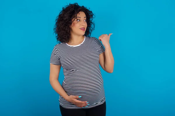 Těhotné Arabky Žena Nosí Pruhované Tričko Body Pryč Dává Rady — Stock fotografie