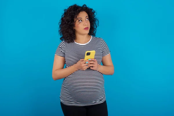 Těhotná Žena Drží Mobilní Telefon Používá Vysokorychlostní Internet Sociální Sítě — Stock fotografie