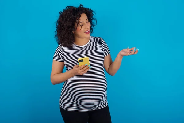 Happy Pleased Pregnant Woman Raises Palm Holds Cellphone Uses High — Stock Photo, Image