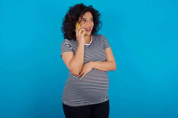 Angenehm Aussehende Glückliche Schwangere Araberin Gestreiften Shirt Telefoniert Nett Und — Stockfoto