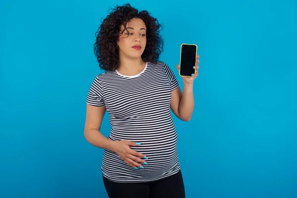 Pregnant Woman Holds New Mobile Phone Looks Mysterious Aside Shows — Stock Photo, Image