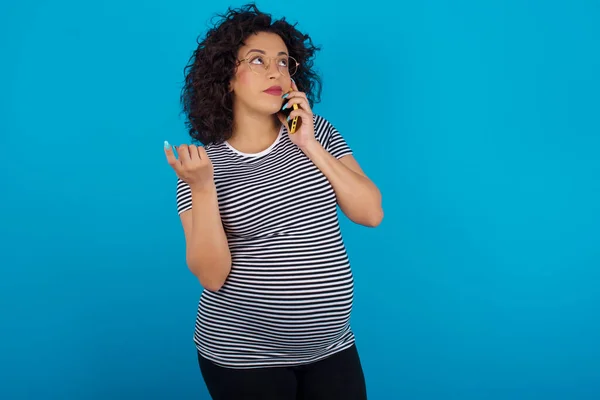 Беременная Арабская Женщина Полосатой Футболке Говорит Мобильному Телефону Проводит Свободное — стоковое фото