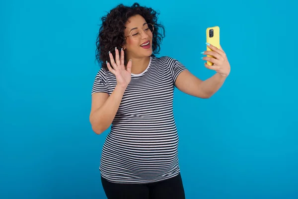 Těhotná Žena Drží Moderní Mobilní Telefon Dělá Video Volání Vlny — Stock fotografie