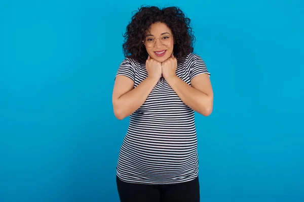 Zufriedene Schwangere Araberin Gestreiften Shirt Berührt Kinn Mit Beiden Händen — Stockfoto
