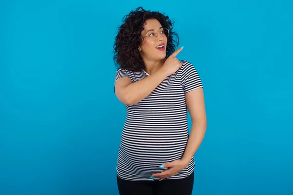 Pregnant Arab Woman Wearing Striped Shirt Glad Cheery Demonstrating Copy — Stock Photo, Image