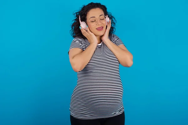 Mujer Embarazada Agradable Disfruta Escuchando Melodía Agradable Mantiene Las Manos —  Fotos de Stock