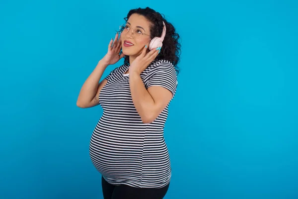 Radostná Těhotná Arabka Nosí Pruhované Tričko Zpívá Píseň Drží Ruku — Stock fotografie