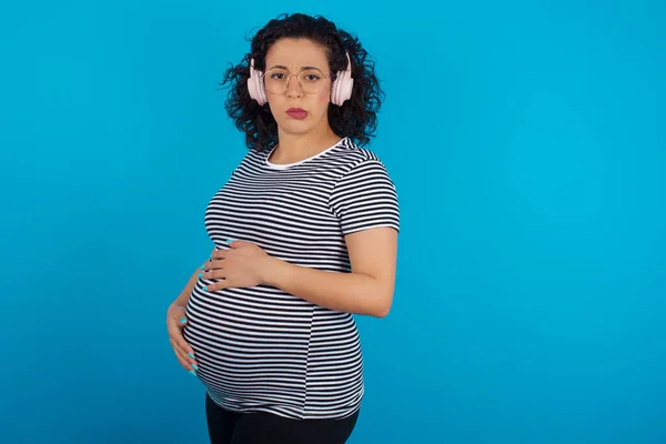 Ontevreden Zwangere Vrouw Fronst Gezicht Voelt Zich Ongelukkig Heeft Wat — Stockfoto