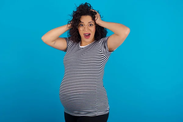 Vrolijk Dolblij Zwanger Arabische Vrouw Draagt Gestreept Shirt Reageert Oprijzende — Stockfoto