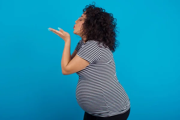 Profil Boczny Portret Atrakcyjnej Kobiety Ciąży Wysyłając Pocałunek Powietrza — Zdjęcie stockowe