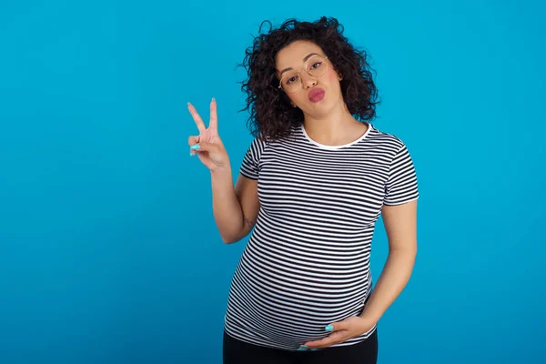 Zwangere Vrouw Maakt Vrede Gebaar Houdt Lippen Gevouwen Shows Teken — Stockfoto