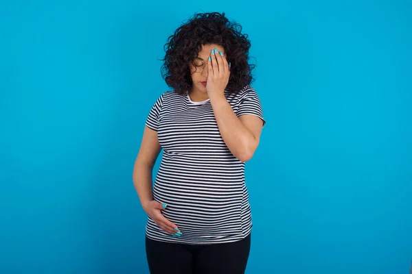 Mulher Grávida Árabe Vestindo Listrado Camiseta Com Expressão Triste Cobrindo — Fotografia de Stock