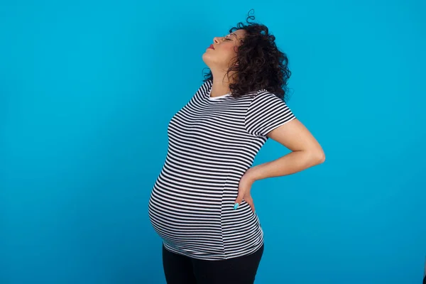 Těhotné Arabky Žena Pruhované Tričko Dostal Bolesti Zad Studiu — Stock fotografie