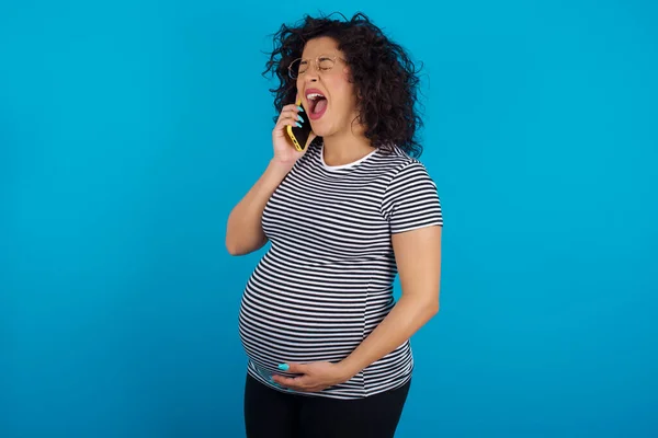 Überemotionale Glückliche Schwangere Lacht Sich Aus Und Hört Lustige Geschichte — Stockfoto