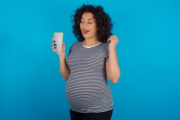 Foto Von Schönen Hübschen Schwangeren Arabischen Frau Trägt Gestreiftes Shirt — Stockfoto