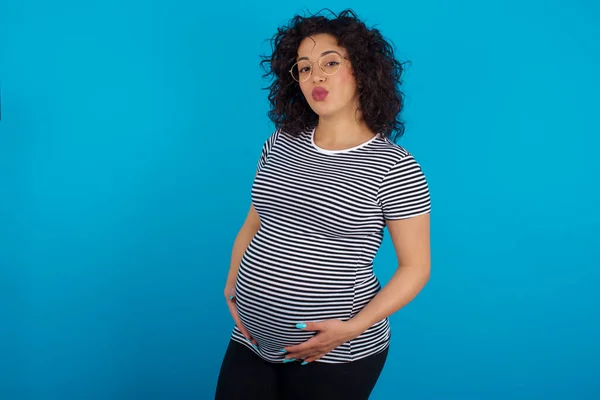 Porträt Der Schönen Lustigen Schwangeren Araberin Die Gestreiftes Shirt Trägt — Stockfoto