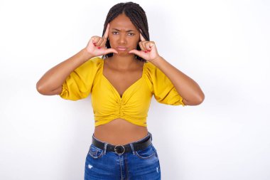 Ciddi şekilde konsantre olmuş, sarı bluz giyen güzel bir kadın ve kot pantolon parmaklarını şakaklarda tutar, gerginliği azaltmaya çalışır, düşüncelerle bir araya gelir ve sınav için önemli bilgileri hatırlamaya çalışır.