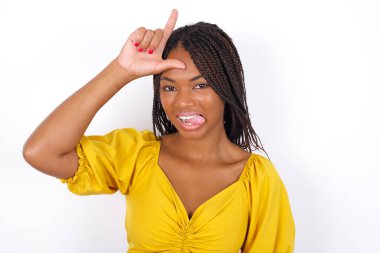 Sarı bluz giyen komik, genç ve güzel bir kadın. Kot pantolon giyenlerin dillerini çıkarıp alay etmelerini sağlıyor. 