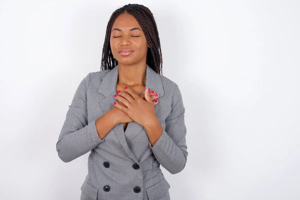 Ung Vacker Afrikansk Amerikansk Affärskvinna Blundar Och Håller Händerna Bröstet — Stockfoto