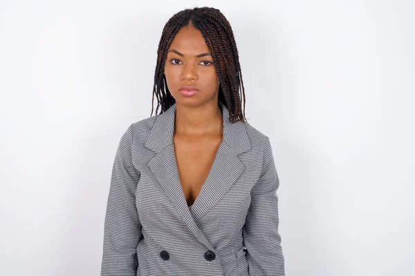 Ung Vacker Afrikansk Amerikansk Affärskvinna Rynka Pannan Hans Ögonbryn Vara — Stockfoto