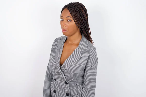 Ung Vacker Afrikansk Amerikansk Affärskvinna Med Snobbigt Uttryck Böjda Läppar — Stockfoto