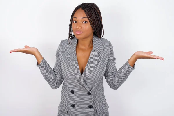 Puzzled Clueless Young African American Businesswoman Arms Out Shrugging Shoulders — Stock Photo, Image
