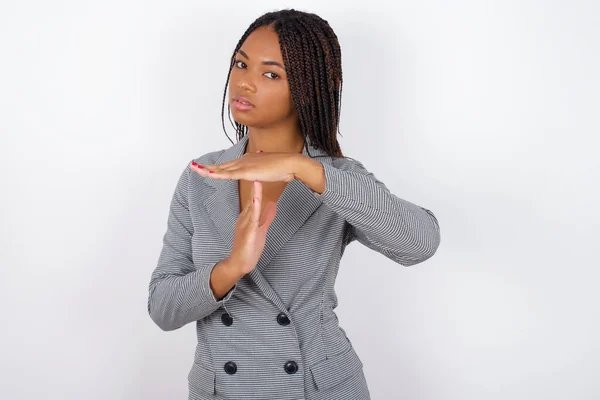 Joven Mujer Negocios Afroamericana Siente Cansada Aburrida Haciendo Gesto Tiempo —  Fotos de Stock