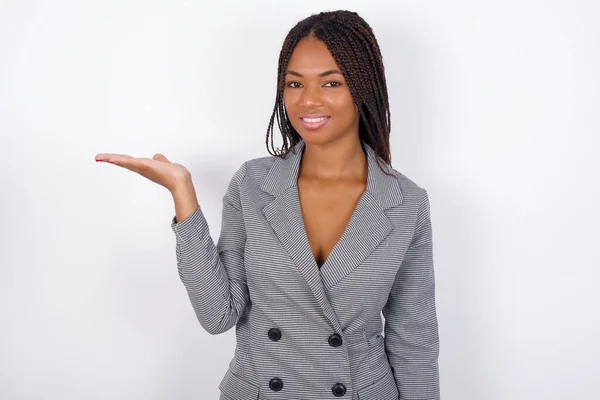 Positivo Contento Joven Mujer Negocios Afroamericana Con Trenzas Sobre Pared —  Fotos de Stock