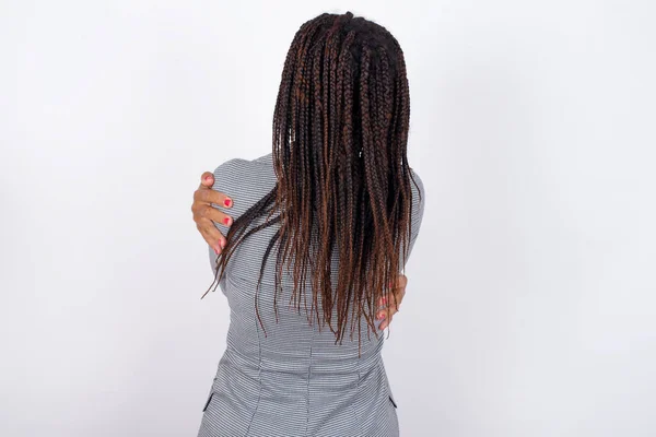 Jonge Afro Amerikaanse Zakenvrouw Met Vlechten Een Witte Muur Die — Stockfoto