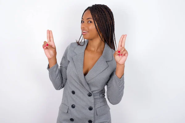 Photo Isolée Une Jeune Femme Affaires Afro Américaine Joyeuse Avec — Photo