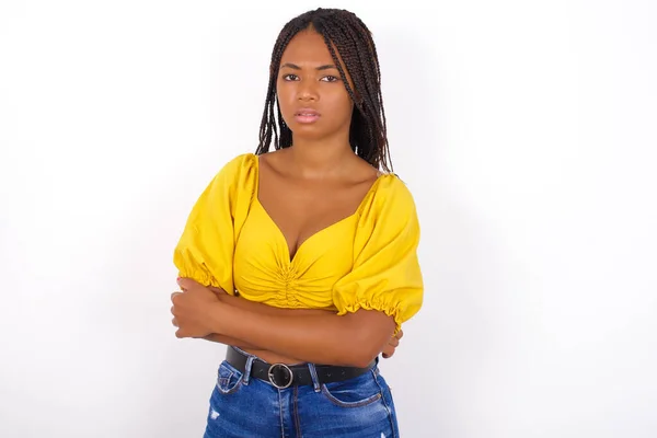 African American Woman Wearing Yelllow Top Jeans Frowning His Face — Stock Photo, Image