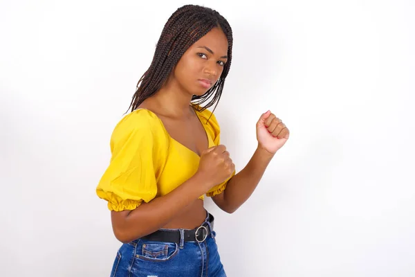 Retrato Mulher Afro Americana Atraente Vestindo Blusa Yelllow Jeans Mãos — Fotografia de Stock